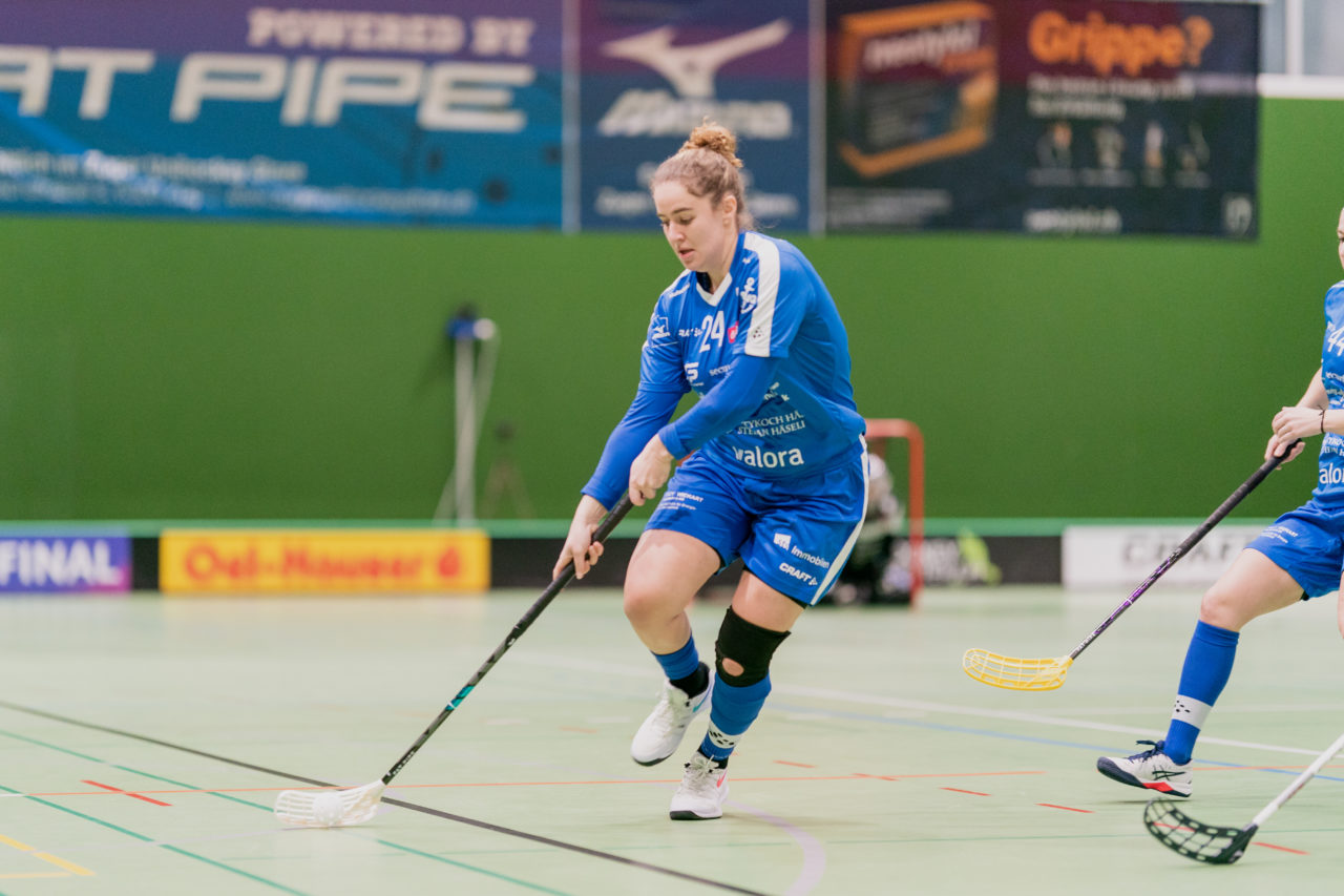 Frauen NLA Gruppe 1 Runde 13 2020/21 , Switzerland: 13.02.2021, Zug, Dreifachsporthalle Kantonsschule Zug, Samira Inglin (Nr. 24, Zug United) am Ball

Credit: Claudio Schwarz, unihockey-fotos.ch
Instagram: @purzlbaum | @unihockeyfotos