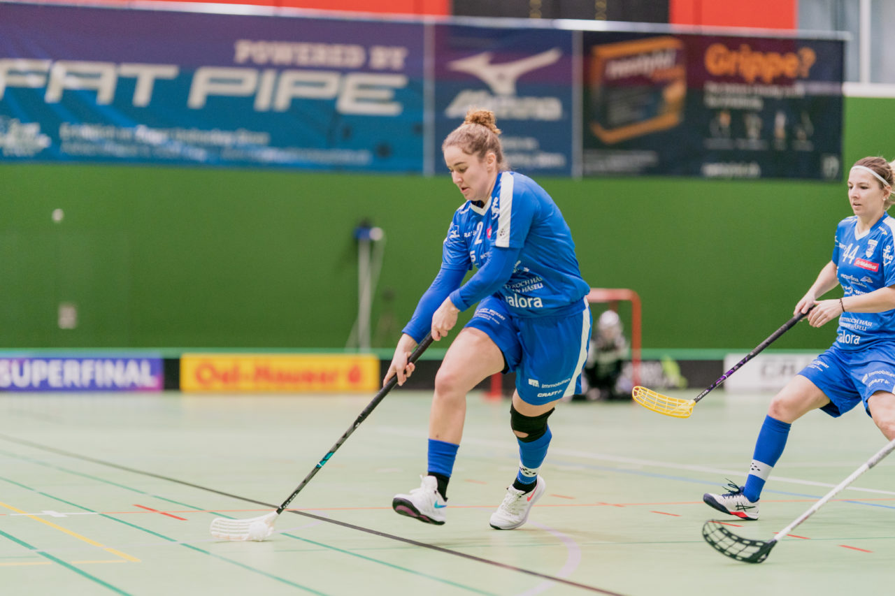 Frauen NLA Gruppe 1 Runde 13 2020/21 , Switzerland: 13.02.2021, Zug, Dreifachsporthalle Kantonsschule Zug, Samira Inglin (Nr. 24, Zug United) am Ball

Credit: Claudio Schwarz, unihockey-fotos.ch
Instagram: @purzlbaum | @unihockeyfotos