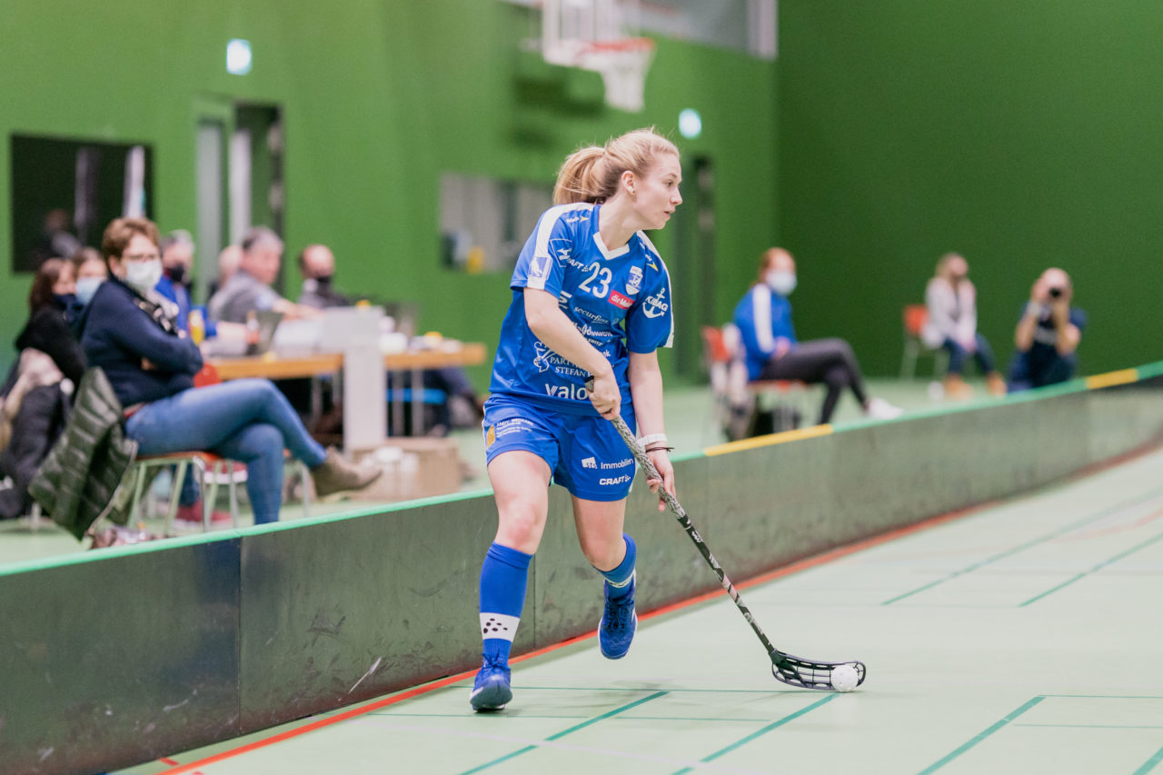 Frauen NLA Gruppe 1 Runde 13 2020/21 , Switzerland: 13.02.2021, Zug, Dreifachsporthalle Kantonsschule Zug, Sandra Kuster (Nr. 23, Zug United) am Ball

Credit: Claudio Schwarz, unihockey-fotos.ch
Instagram: @purzlbaum | @unihockeyfotos