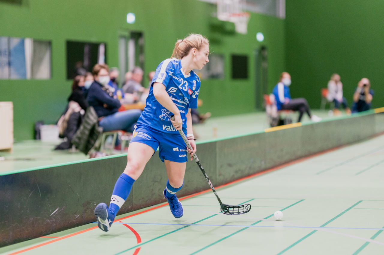 Frauen NLA Gruppe 1 Runde 13 2020/21 , Switzerland: 13.02.2021, Zug, Dreifachsporthalle Kantonsschule Zug, Sandra Kuster (Nr. 23, Zug United) am Ball

Credit: Claudio Schwarz, unihockey-fotos.ch
Instagram: @purzlbaum | @unihockeyfotos
