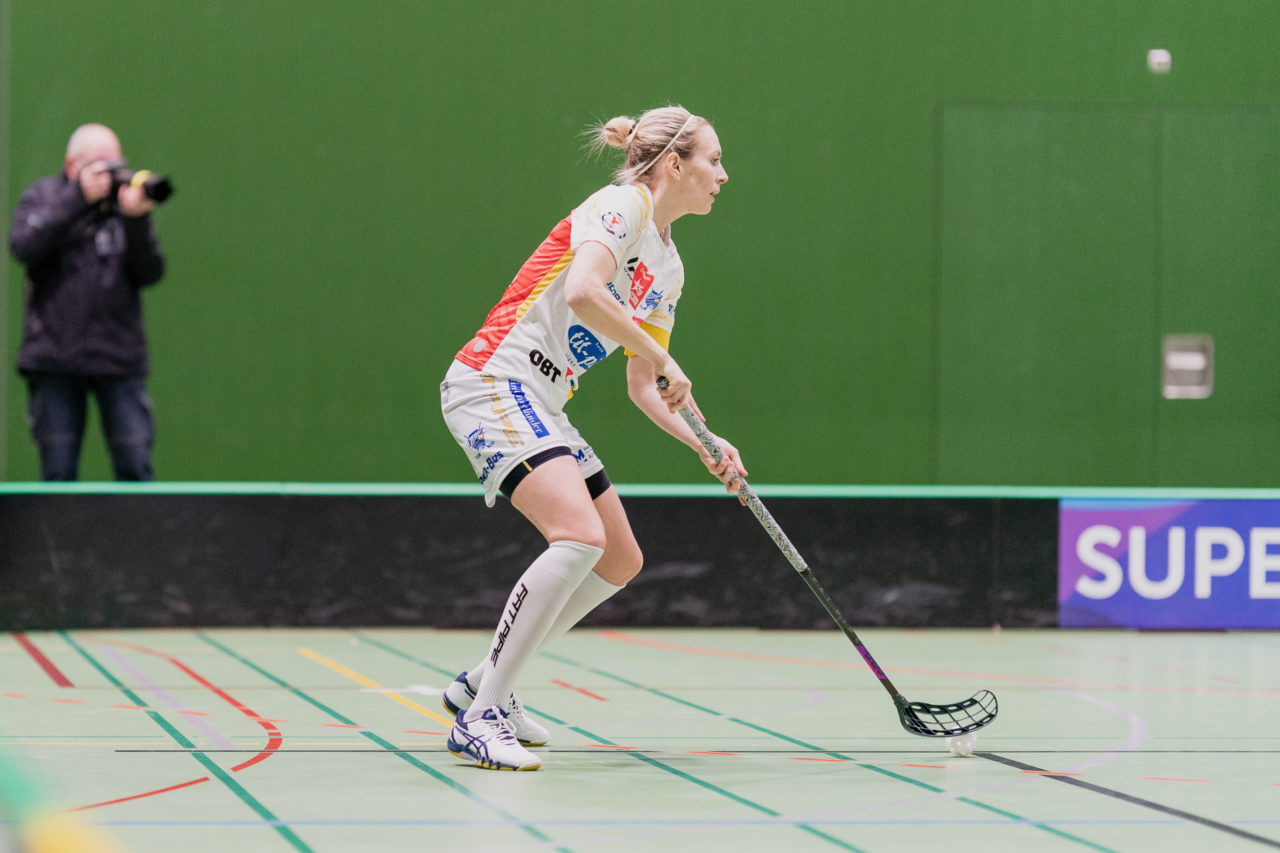 Frauen NLA Gruppe 1 Runde 13 2020/21 , Switzerland: 13.02.2021, Zug, Dreifachsporthalle Kantonsschule Zug, Michelle Wiki (Nr. 6, Kloten-Dietlikon Jets) am Ball

Credit: Claudio Schwarz, unihockey-fotos.ch
Instagram: @purzlbaum | @unihockeyfotos