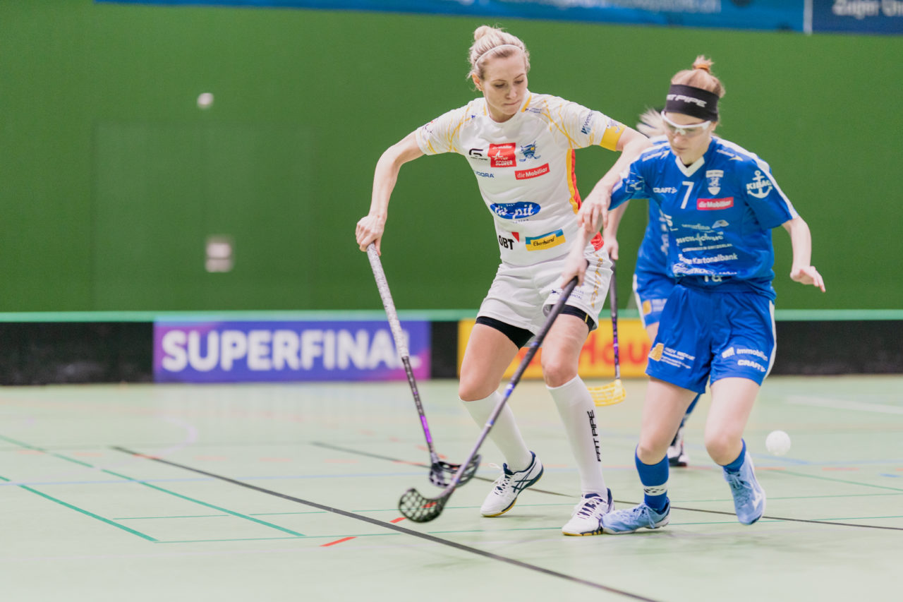 Frauen NLA Gruppe 1 Runde 13 2020/21 , Switzerland: 13.02.2021, Zug, Dreifachsporthalle Kantonsschule Zug, Michelle Wiki (Nr. 6, Kloten-Dietlikon Jets) im Zweikampf mit Patricia Bitterli (Nr. 7, Zug United) 

Credit: Claudio Schwarz, unihockey-fotos.ch
Instagram: @purzlbaum | @unihockeyfotos