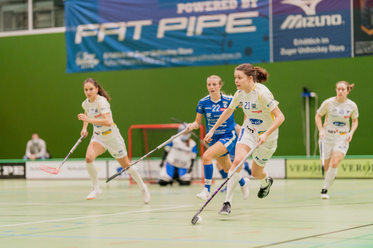 Frauen NLA Gruppe 1 Runde 13 2020/21 , Switzerland: 13.02.2021, Zug, Dreifachsporthalle Kantonsschule Zug, Isabelle Gerig (Nr. 23, Kloten-Dietlikon Jets) am Ball

Credit: Claudio Schwarz, unihockey-fotos.ch
Instagram: @purzlbaum | @unihockeyfotos