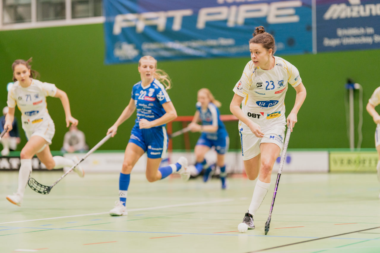 Frauen NLA Gruppe 1 Runde 13 2020/21 , Switzerland: 13.02.2021, Zug, Dreifachsporthalle Kantonsschule Zug, Isabelle Gerig (Nr. 23, Kloten-Dietlikon Jets) am Ball

Credit: Claudio Schwarz, unihockey-fotos.ch
Instagram: @purzlbaum | @unihockeyfotos