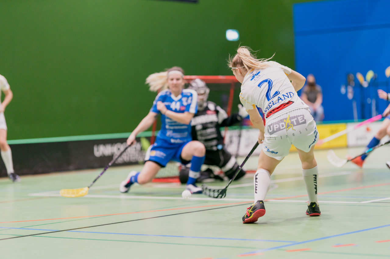 Frauen NLA Gruppe 1 Runde 13 2020/21 , Switzerland: 13.02.2021, Zug, Dreifachsporthalle Kantonsschule Zug, Leonie Wieland (Nr. 2, Kloten-Dietlikon Jets) schiesst

Credit: Claudio Schwarz, unihockey-fotos.ch
Instagram: @purzlbaum | @unihockeyfotos