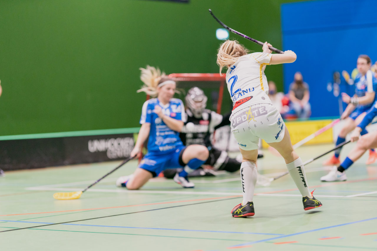 Frauen NLA Gruppe 1 Runde 13 2020/21 , Switzerland: 13.02.2021, Zug, Dreifachsporthalle Kantonsschule Zug, Leonie Wieland (Nr. 2, Kloten-Dietlikon Jets) schiesst

Credit: Claudio Schwarz, unihockey-fotos.ch
Instagram: @purzlbaum | @unihockeyfotos