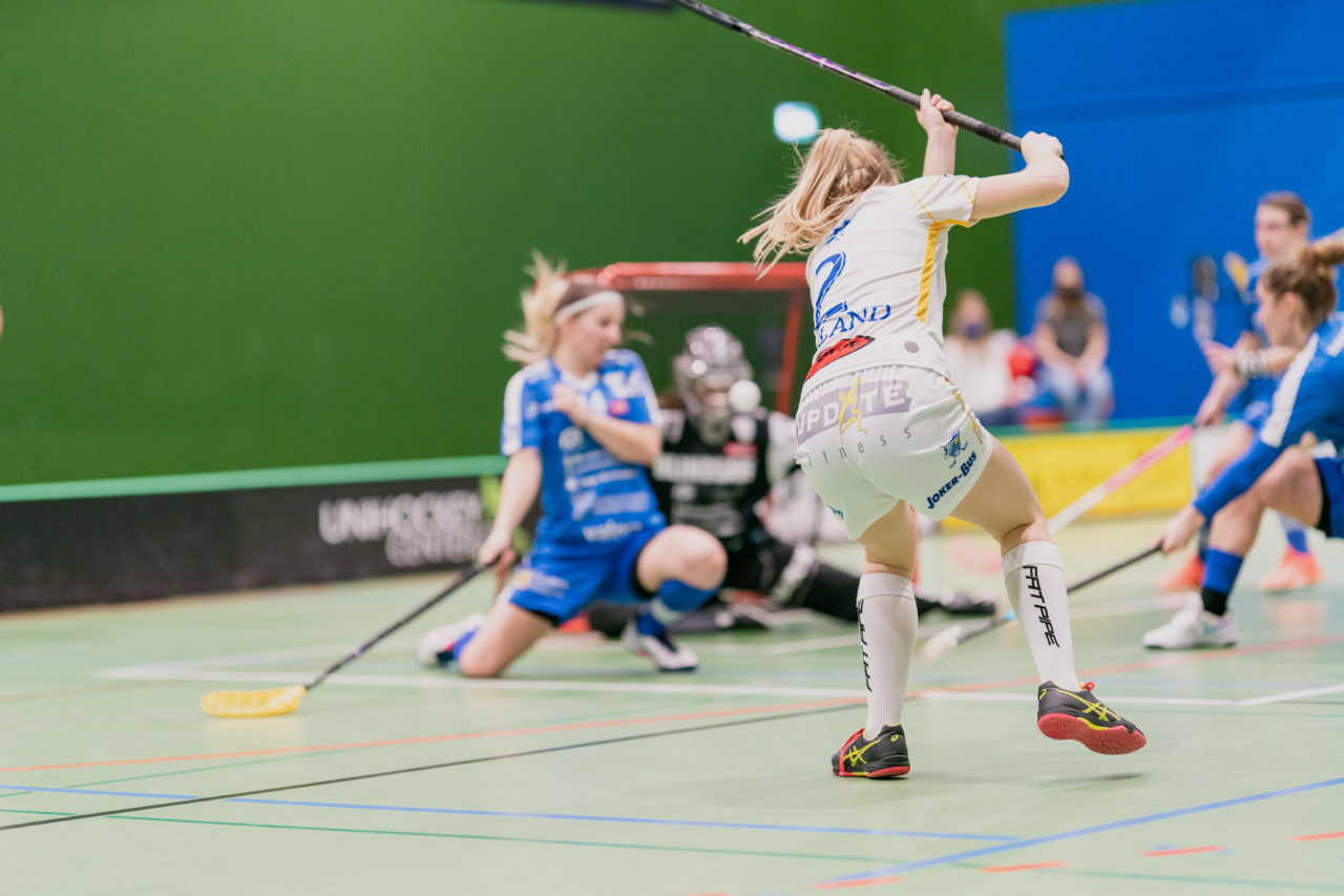 Frauen NLA Gruppe 1 Runde 13 2020/21 , Switzerland: 13.02.2021, Zug, Dreifachsporthalle Kantonsschule Zug, Leonie Wieland (Nr. 2, Kloten-Dietlikon Jets) schiesst

Credit: Claudio Schwarz, unihockey-fotos.ch
Instagram: @purzlbaum | @unihockeyfotos
