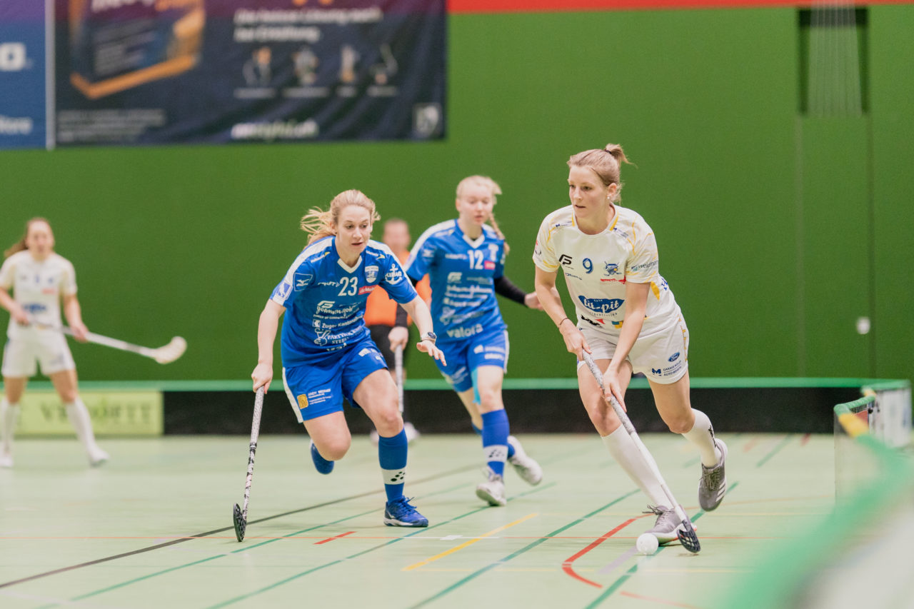 Frauen NLA Gruppe 1 Runde 13 2020/21 , Switzerland: 13.02.2021, Zug, Dreifachsporthalle Kantonsschule Zug, Mirjam Hintermann (Nr. 9, Kloten-Dietlikon Jets) am Ball

Credit: Claudio Schwarz, unihockey-fotos.ch
Instagram: @purzlbaum | @unihockeyfotos