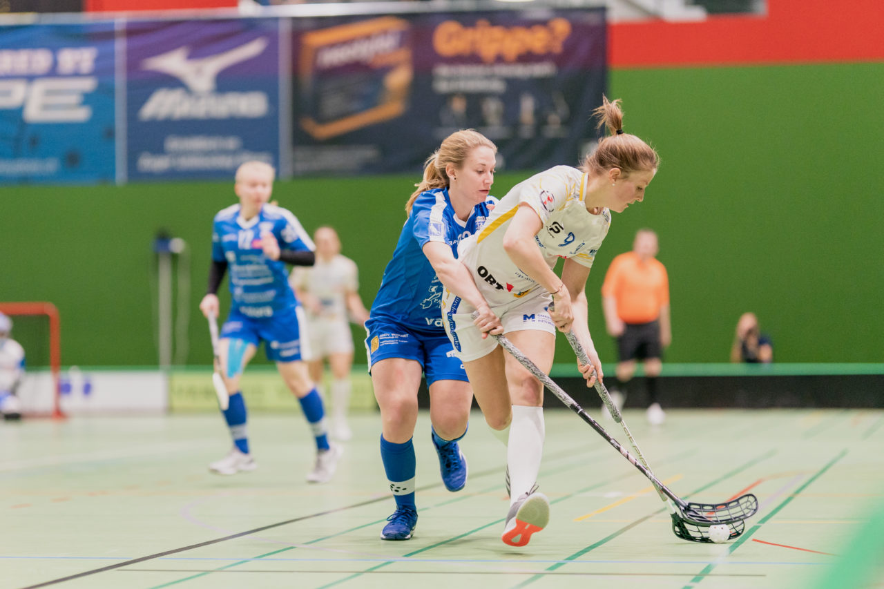 Frauen NLA Gruppe 1 Runde 13 2020/21 , Switzerland: 13.02.2021, Zug, Dreifachsporthalle Kantonsschule Zug, Sandra Kuster (Nr. 23, Zug United) stört Mirjam Hintermann (Nr. 9, Kloten-Dietlikon Jets) 

Credit: Claudio Schwarz, unihockey-fotos.ch
Instagram: @purzlbaum | @unihockeyfotos