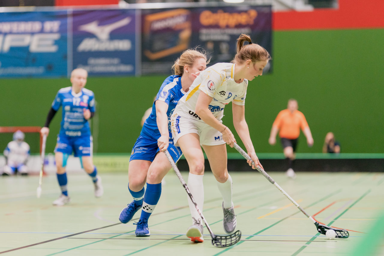 Frauen NLA Gruppe 1 Runde 13 2020/21 , Switzerland: 13.02.2021, Zug, Dreifachsporthalle Kantonsschule Zug, Sandra Kuster (Nr. 23, Zug United) stört Mirjam Hintermann (Nr. 9, Kloten-Dietlikon Jets) 

Credit: Claudio Schwarz, unihockey-fotos.ch
Instagram: @purzlbaum | @unihockeyfotos