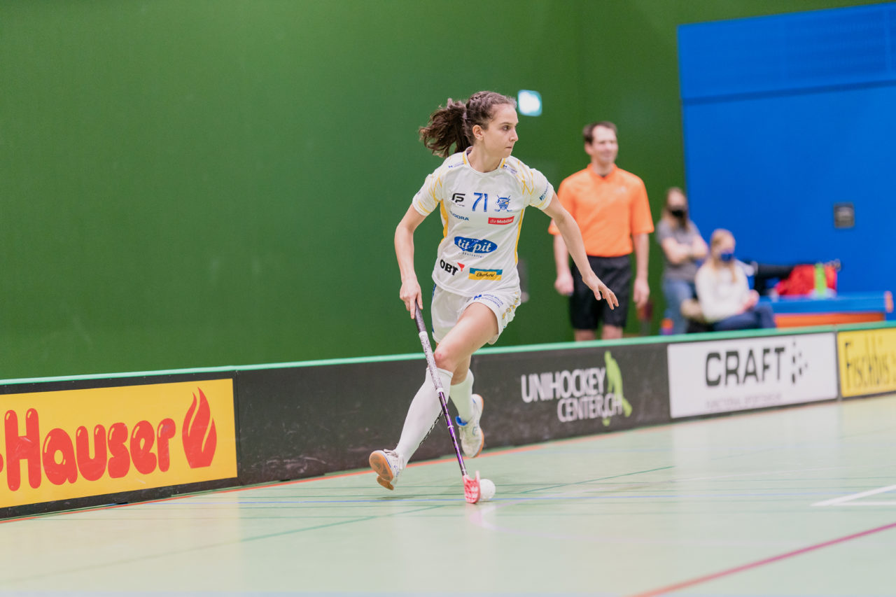 Frauen NLA Gruppe 1 Runde 13 2020/21 , Switzerland: 13.02.2021, Zug, Dreifachsporthalle Kantonsschule Zug, Nina Metzger (Nr. 71, Kloten-Dietlikon Jets) am Ball

Credit: Claudio Schwarz, unihockey-fotos.ch
Instagram: @purzlbaum | @unihockeyfotos