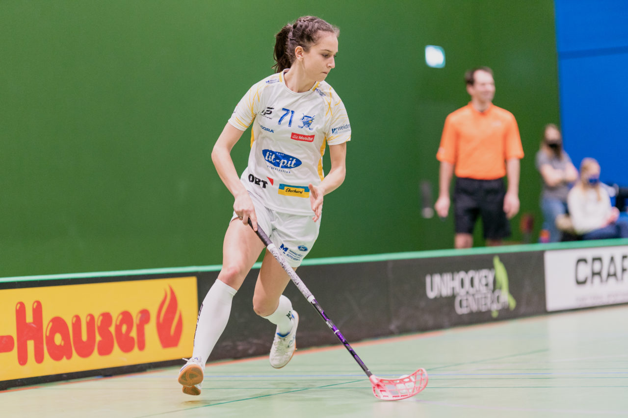 Frauen NLA Gruppe 1 Runde 13 2020/21 , Switzerland: 13.02.2021, Zug, Dreifachsporthalle Kantonsschule Zug, Nina Metzger (Nr. 71, Kloten-Dietlikon Jets) am Ball

Credit: Claudio Schwarz, unihockey-fotos.ch
Instagram: @purzlbaum | @unihockeyfotos