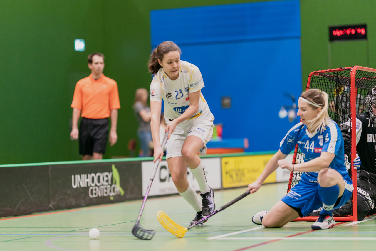 Frauen NLA Gruppe 1 Runde 13 2020/21 , Switzerland: 13.02.2021, Zug, Dreifachsporthalle Kantonsschule Zug, Isabelle Gerig (Nr. 23, Kloten-Dietlikon Jets) spielt den Ball

Credit: Claudio Schwarz, unihockey-fotos.ch
Instagram: @purzlbaum | @unihockeyfotos