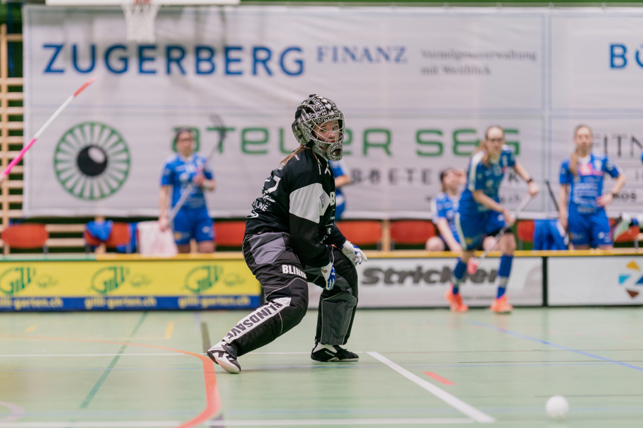 Frauen NLA Gruppe 1 Runde 13 2020/21 , Switzerland: 13.02.2021, Zug, Dreifachsporthalle Kantonsschule Zug, Micheline Müller (Nr. 77, Zug United) wirft den Ball aus

Credit: Claudio Schwarz, unihockey-fotos.ch
Instagram: @purzlbaum | @unihockeyfotos
