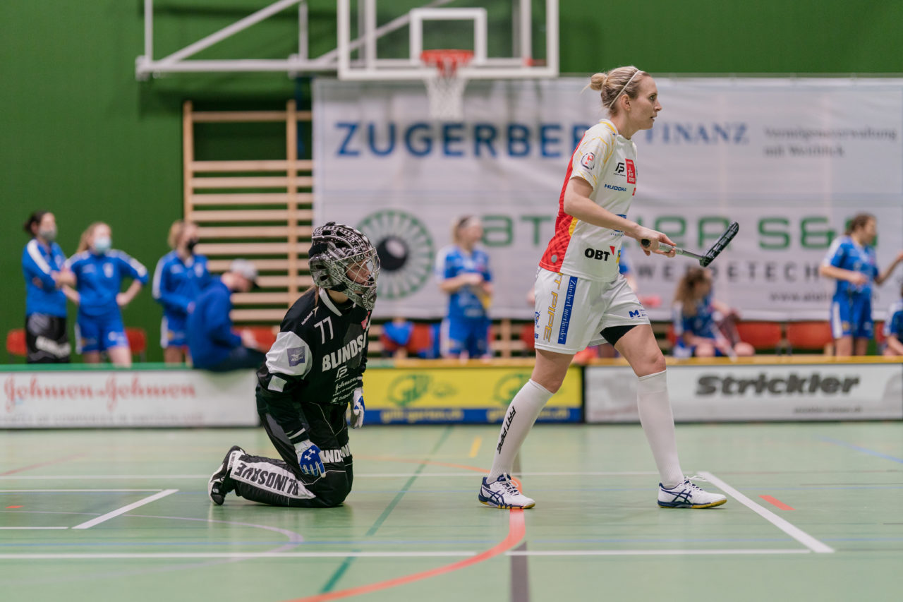 Frauen NLA Gruppe 1 Runde 13 2020/21 , Switzerland: 13.02.2021, Zug, Dreifachsporthalle Kantonsschule Zug, Micheline Müller (Nr. 77, Zug United) schaut an Michelle Wiki (Nr. 6, Kloten-Dietlikon Jets) vorbei

Credit: Claudio Schwarz, unihockey-fotos.ch
Instagram: @purzlbaum | @unihockeyfotos