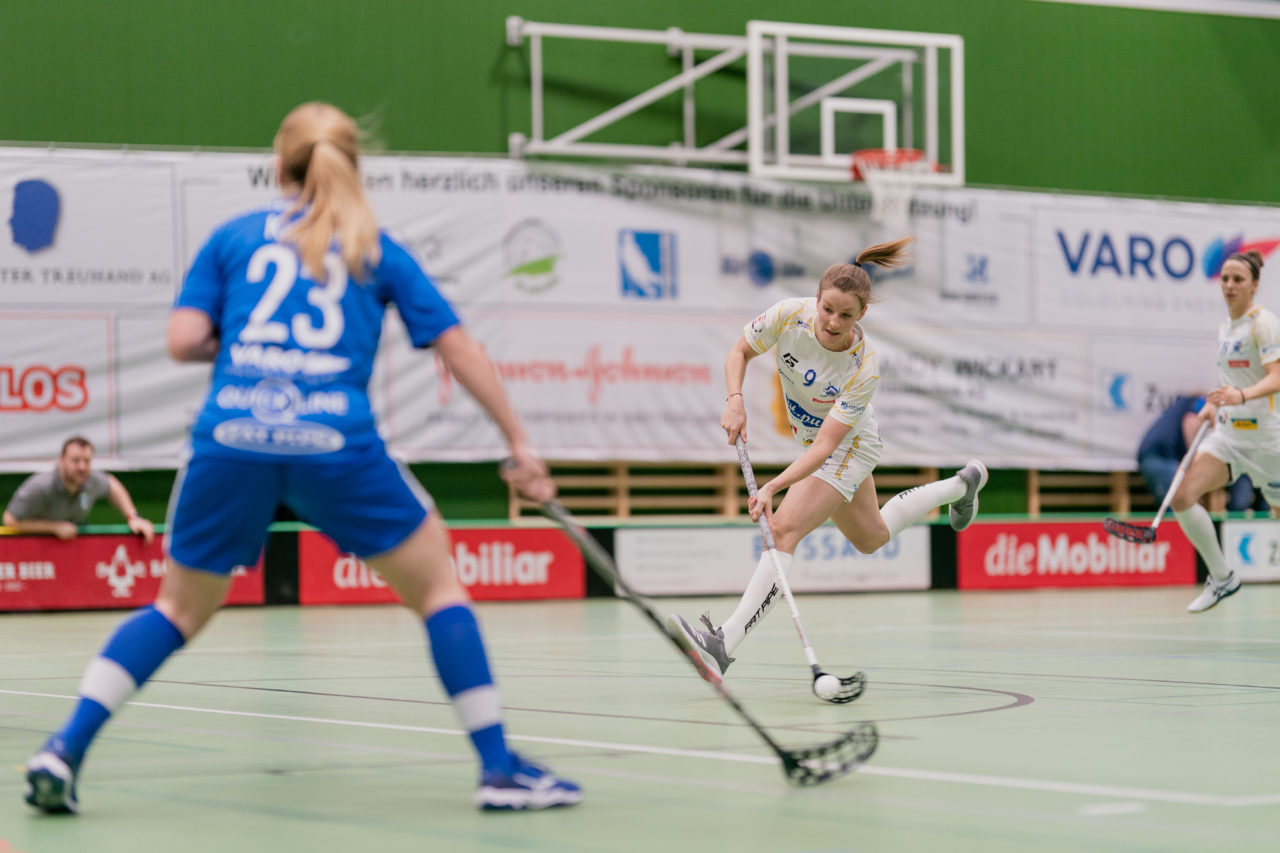 Frauen NLA Gruppe 1 Runde 13 2020/21 , Switzerland: 13.02.2021, Zug, Dreifachsporthalle Kantonsschule Zug, Mirjam Hintermann (Nr. 9, Kloten-Dietlikon Jets) schiesst

Credit: Claudio Schwarz, unihockey-fotos.ch
Instagram: @purzlbaum | @unihockeyfotos