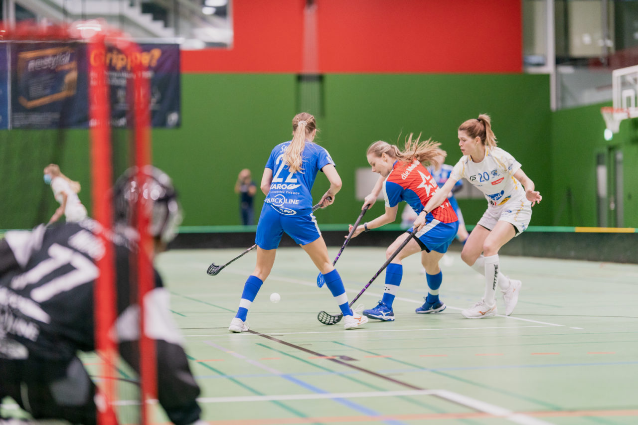 Frauen NLA Gruppe 1 Runde 13 2020/21 , Switzerland: 13.02.2021, Zug, Dreifachsporthalle Kantonsschule Zug, Norina Lindenstruth (Nr. 20, Kloten-Dietlikon Jets) im Zweikampf mit Kamila Paloncyovà (Nr. 29, Zug United) 

Credit: Claudio Schwarz, unihockey-fotos.ch
Instagram: @purzlbaum | @unihockeyfotos