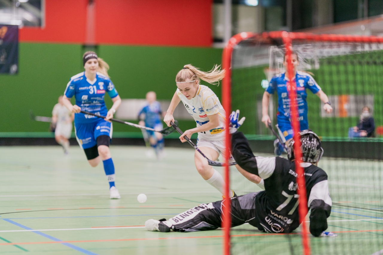 Frauen NLA Gruppe 1 Runde 13 2020/21 , Switzerland: 13.02.2021, Zug, Dreifachsporthalle Kantonsschule Zug, Leonie Wieland (Nr. 2, Kloten-Dietlikon Jets) wird von Micheline Müller (Nr. 77, Zug United) gestoppt

Credit: Claudio Schwarz, unihockey-fotos.ch
Instagram: @purzlbaum | @unihockeyfotos