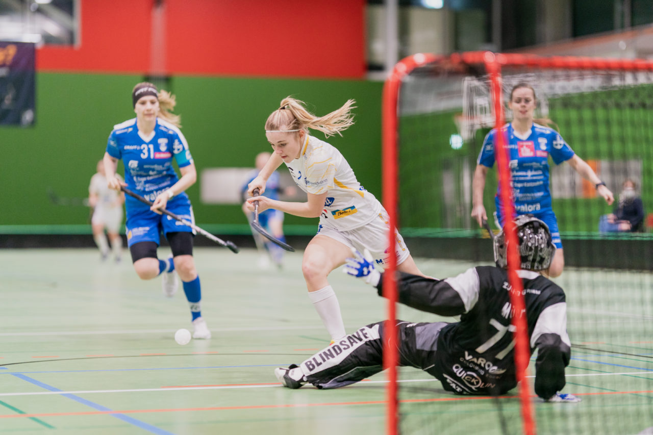 Frauen NLA Gruppe 1 Runde 13 2020/21 , Switzerland: 13.02.2021, Zug, Dreifachsporthalle Kantonsschule Zug, Leonie Wieland (Nr. 2, Kloten-Dietlikon Jets) wird von Micheline Müller (Nr. 77, Zug United) gestoppt

Credit: Claudio Schwarz, unihockey-fotos.ch
Instagram: @purzlbaum | @unihockeyfotos