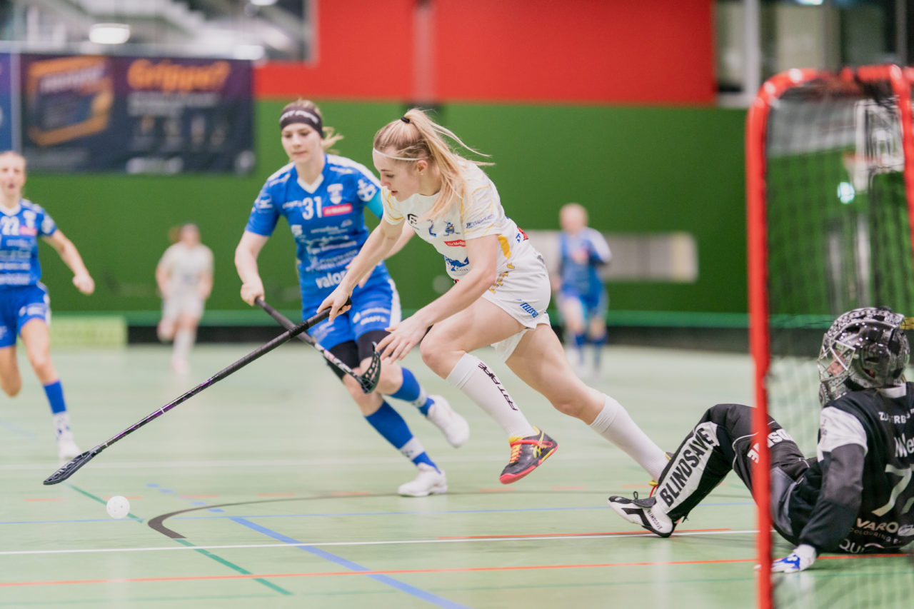 Frauen NLA Gruppe 1 Runde 13 2020/21 , Switzerland: 13.02.2021, Zug, Dreifachsporthalle Kantonsschule Zug, Leonie Wieland (Nr. 2, Kloten-Dietlikon Jets) wird von Micheline Müller (Nr. 77, Zug United) gestoppt

Credit: Claudio Schwarz, unihockey-fotos.ch
Instagram: @purzlbaum | @unihockeyfotos