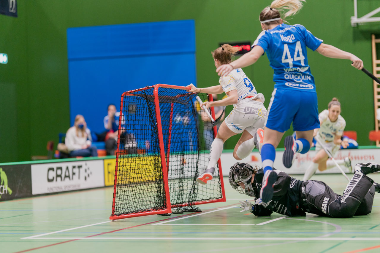 Frauen NLA Gruppe 1 Runde 13 2020/21 , Switzerland: 13.02.2021, Zug, Dreifachsporthalle Kantonsschule Zug, Mirjam Hintermann (Nr. 9, Kloten-Dietlikon Jets) rast ins Tor

Credit: Claudio Schwarz, unihockey-fotos.ch
Instagram: @purzlbaum | @unihockeyfotos