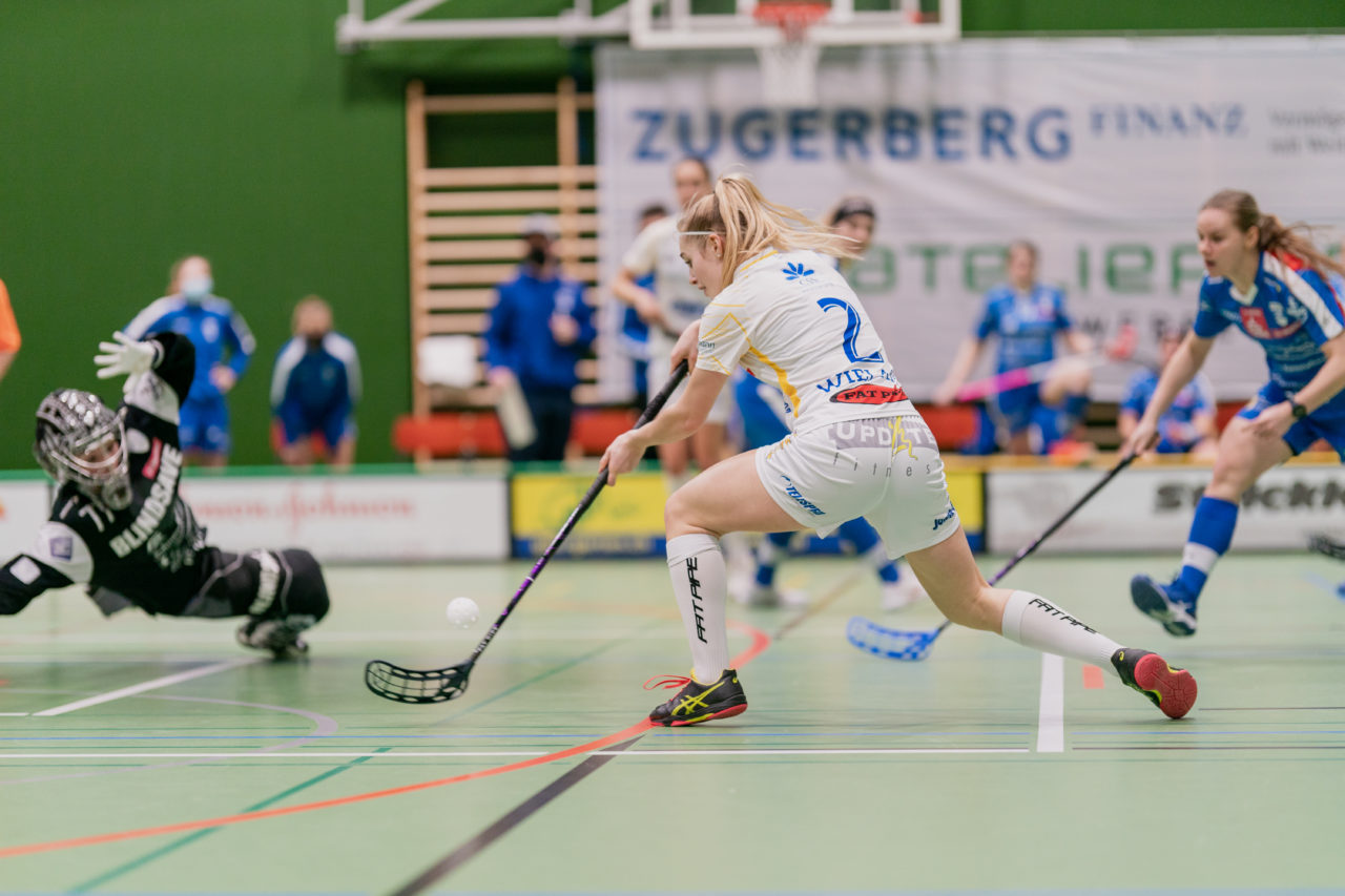 Frauen NLA Gruppe 1 Runde 13 2020/21 , Switzerland: 13.02.2021, Zug, Dreifachsporthalle Kantonsschule Zug, Leonie Wieland (Nr. 2, Kloten-Dietlikon Jets) verpasst

Credit: Claudio Schwarz, unihockey-fotos.ch
Instagram: @purzlbaum | @unihockeyfotos