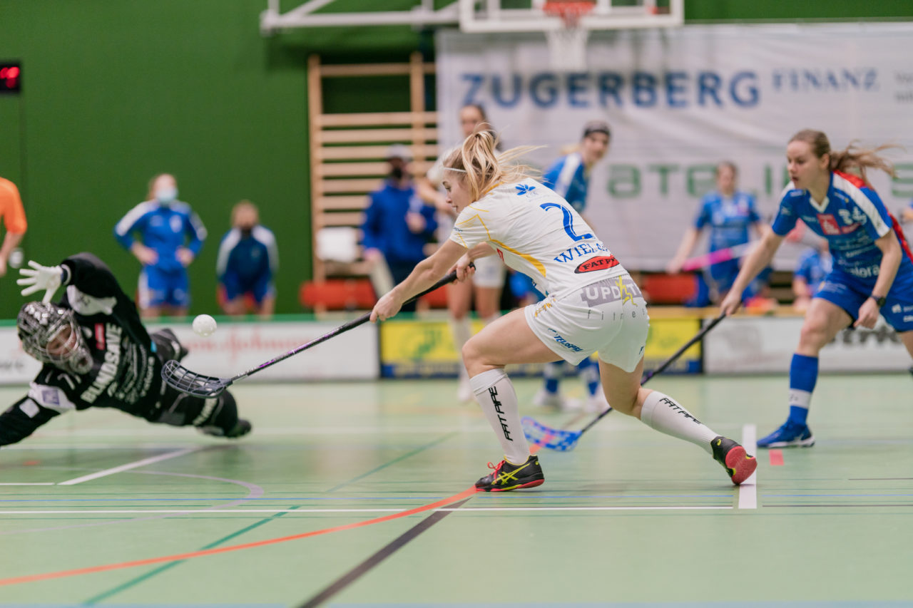 Frauen NLA Gruppe 1 Runde 13 2020/21 , Switzerland: 13.02.2021, Zug, Dreifachsporthalle Kantonsschule Zug, Leonie Wieland (Nr. 2, Kloten-Dietlikon Jets) verpasst

Credit: Claudio Schwarz, unihockey-fotos.ch
Instagram: @purzlbaum | @unihockeyfotos