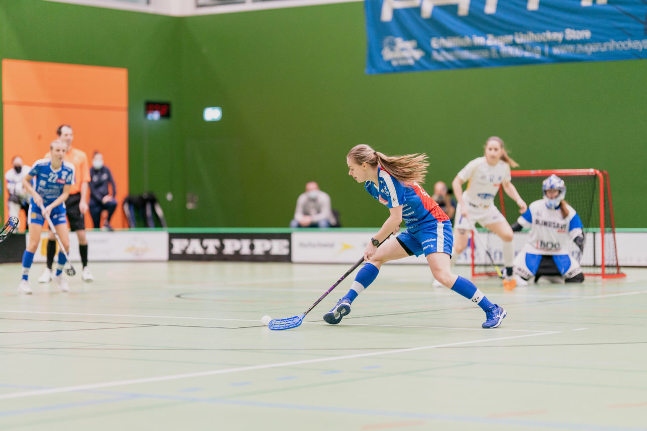 Frauen NLA Gruppe 1 Runde 13 2020/21 , Switzerland: 13.02.2021, Zug, Dreifachsporthalle Kantonsschule Zug, Kamila Paloncyovà (Nr. 29, Zug United) schiesst

Credit: Claudio Schwarz, unihockey-fotos.ch
Instagram: @purzlbaum | @unihockeyfotos