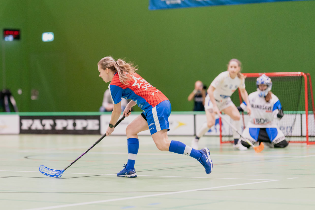 Frauen NLA Gruppe 1 Runde 13 2020/21 , Switzerland: 13.02.2021, Zug, Dreifachsporthalle Kantonsschule Zug, Kamila Paloncyovà (Nr. 29, Zug United) schiesst

Credit: Claudio Schwarz, unihockey-fotos.ch
Instagram: @purzlbaum | @unihockeyfotos