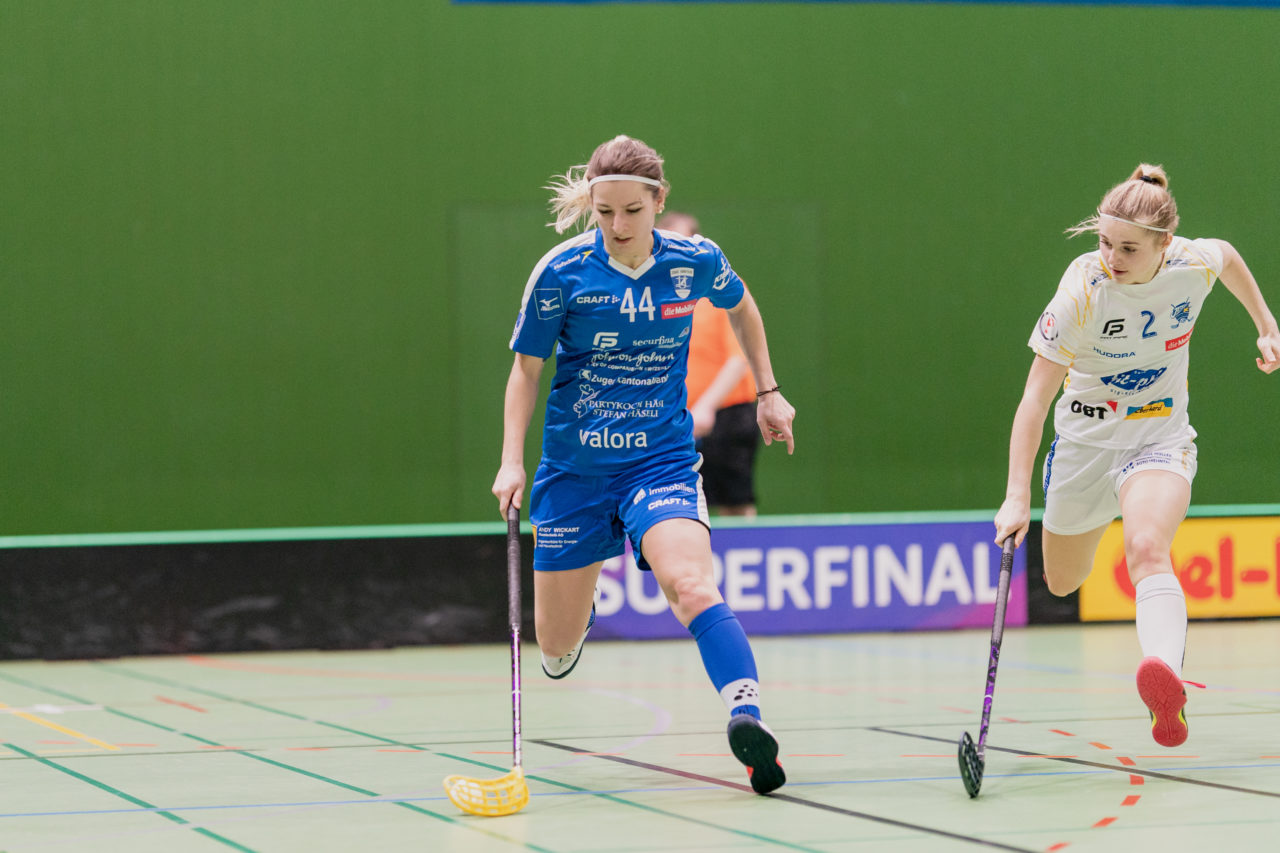 Frauen NLA Gruppe 1 Runde 13 2020/21 , Switzerland: 13.02.2021, Zug, Dreifachsporthalle Kantonsschule Zug, Weronika Noga (Nr. 44, Zug United) im Laufduell mit Leonie Wieland (Nr. 2, Kloten-Dietlikon Jets) 

Credit: Claudio Schwarz, unihockey-fotos.ch
Instagram: @purzlbaum | @unihockeyfotos