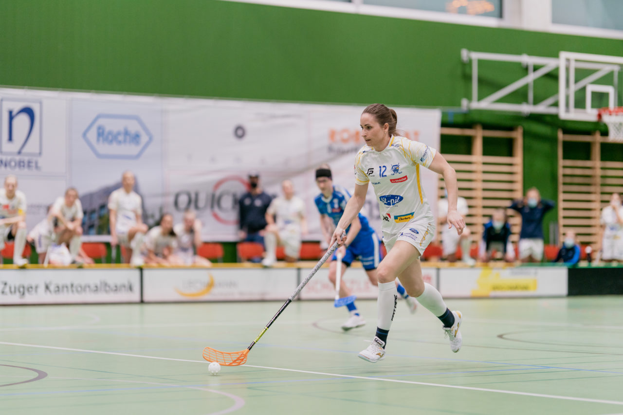 Frauen NLA Gruppe 1 Runde 13 2020/21 , Switzerland: 13.02.2021, Zug, Dreifachsporthalle Kantonsschule Zug, Tanja Stella (Nr. 12, Kloten-Dietlikon Jets) am Ball

Credit: Claudio Schwarz, unihockey-fotos.ch
Instagram: @purzlbaum | @unihockeyfotos