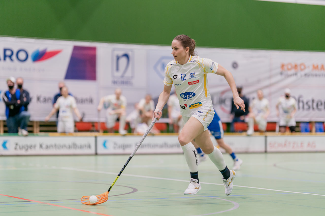 Frauen NLA Gruppe 1 Runde 13 2020/21 , Switzerland: 13.02.2021, Zug, Dreifachsporthalle Kantonsschule Zug, Tanja Stella (Nr. 12, Kloten-Dietlikon Jets) am Ball

Credit: Claudio Schwarz, unihockey-fotos.ch
Instagram: @purzlbaum | @unihockeyfotos