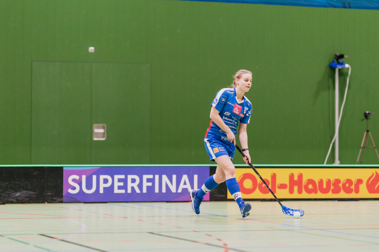 Frauen NLA Gruppe 1 Runde 13 2020/21 , Switzerland: 13.02.2021, Zug, Dreifachsporthalle Kantonsschule Zug, Kamila Paloncyovà (Nr. 29, Zug United) am Ball

Credit: Claudio Schwarz, unihockey-fotos.ch
Instagram: @purzlbaum | @unihockeyfotos