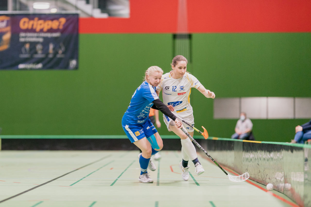 Frauen NLA Gruppe 1 Runde 13 2020/21 , Switzerland: 13.02.2021, Zug, Dreifachsporthalle Kantonsschule Zug, Eliska Trojankova (Nr. 12, Zug United) im Zweikampf mit Tanja Stella (Nr. 12, Kloten-Dietlikon Jets) 

Credit: Claudio Schwarz, unihockey-fotos.ch
Instagram: @purzlbaum | @unihockeyfotos
