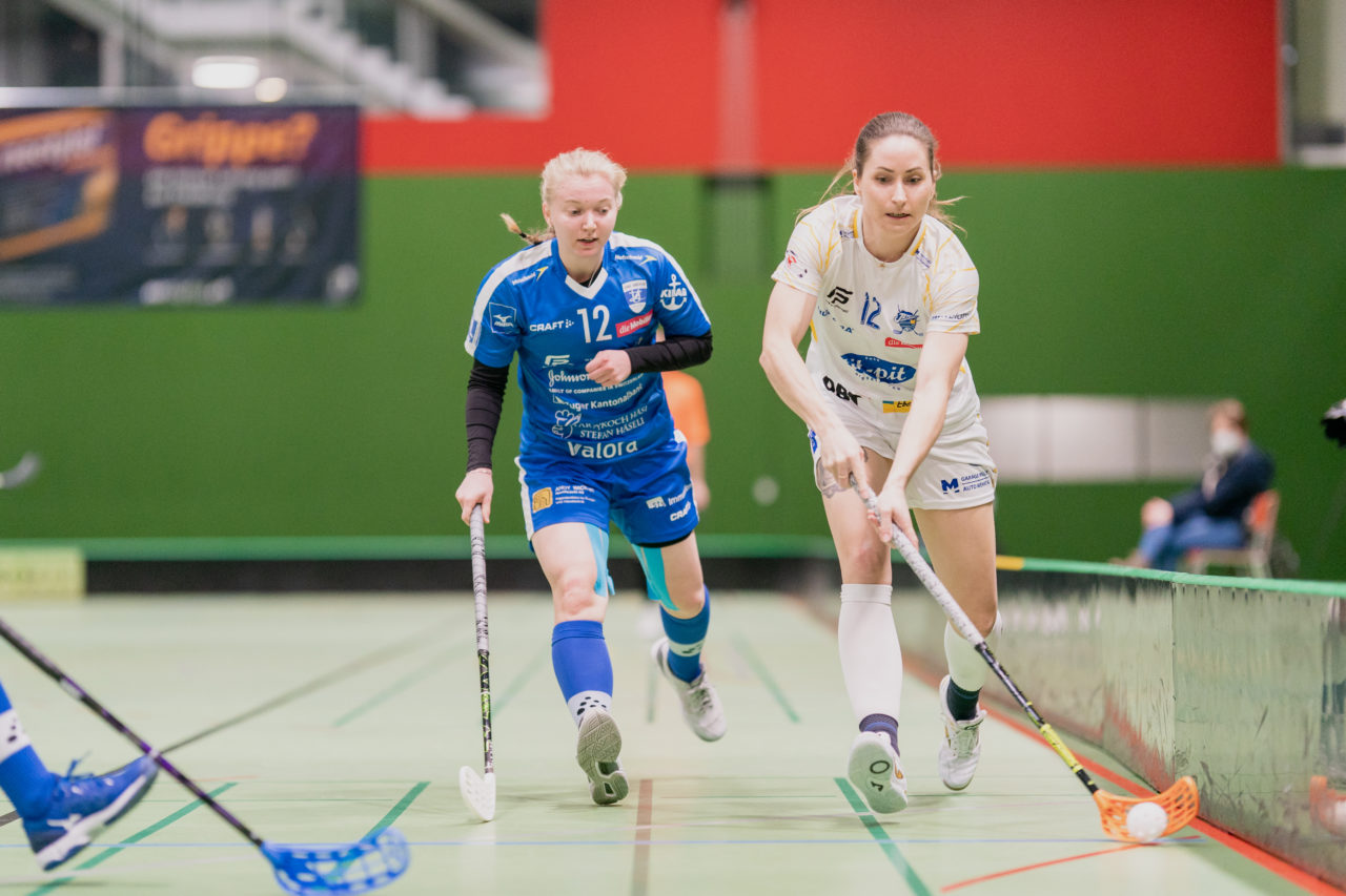 Frauen NLA Gruppe 1 Runde 13 2020/21 , Switzerland: 13.02.2021, Zug, Dreifachsporthalle Kantonsschule Zug, Tanja Stella (Nr. 12, Kloten-Dietlikon Jets) spielt den Ball

Credit: Claudio Schwarz, unihockey-fotos.ch
Instagram: @purzlbaum | @unihockeyfotos