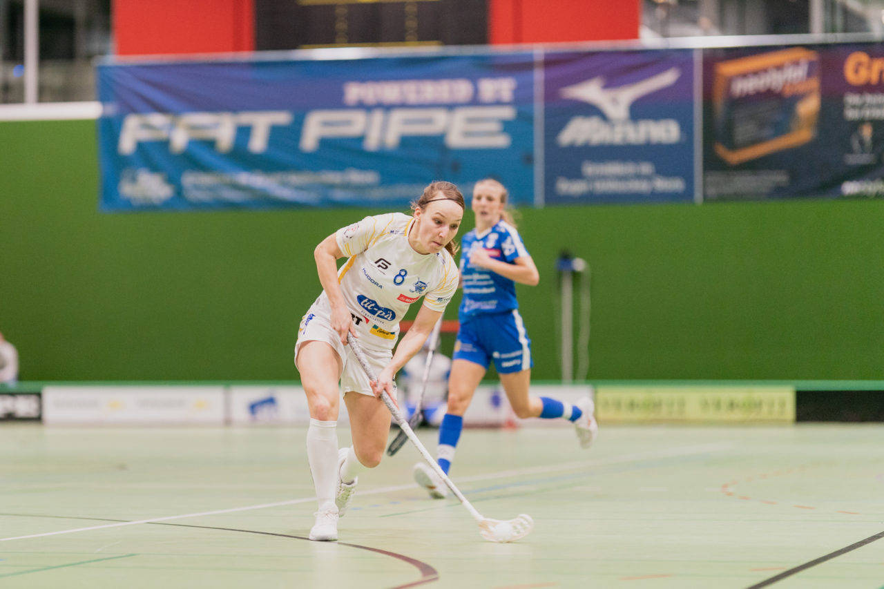 Frauen NLA Gruppe 1 Runde 13 2020/21 , Switzerland: 13.02.2021, Zug, Dreifachsporthalle Kantonsschule Zug, Brigitte Mischler (Nr. 8, Kloten-Dietlikon Jets) schiesst

Credit: Claudio Schwarz, unihockey-fotos.ch
Instagram: @purzlbaum | @unihockeyfotos