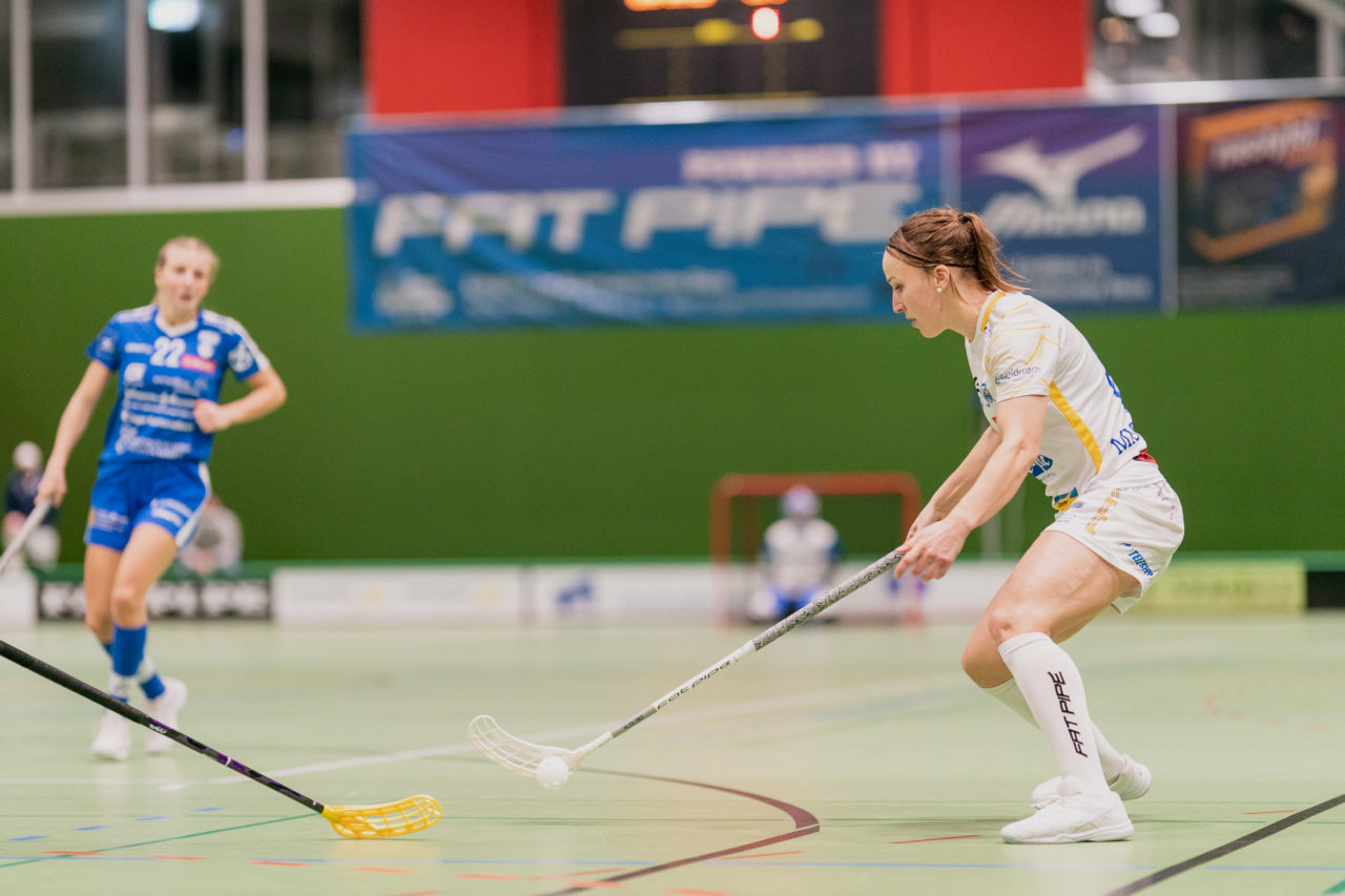 Frauen NLA Gruppe 1 Runde 13 2020/21 , Switzerland: 13.02.2021, Zug, Dreifachsporthalle Kantonsschule Zug, Brigitte Mischler (Nr. 8, Kloten-Dietlikon Jets) am Ball

Credit: Claudio Schwarz, unihockey-fotos.ch
Instagram: @purzlbaum | @unihockeyfotos