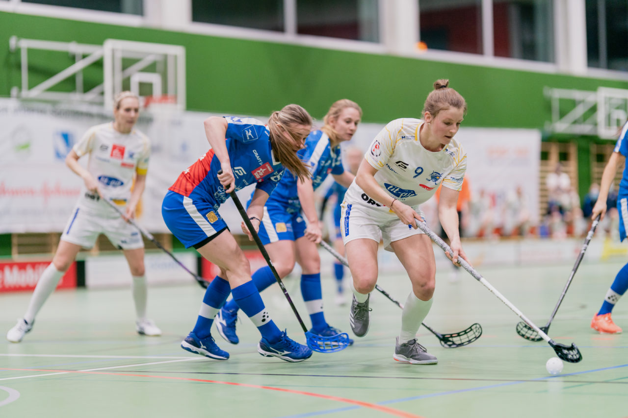 Frauen NLA Gruppe 1 Runde 13 2020/21 , Switzerland: 13.02.2021, Zug, Dreifachsporthalle Kantonsschule Zug, Mirjam Hintermann (Nr. 9, Kloten-Dietlikon Jets) am Ball

Credit: Claudio Schwarz, unihockey-fotos.ch
Instagram: @purzlbaum | @unihockeyfotos