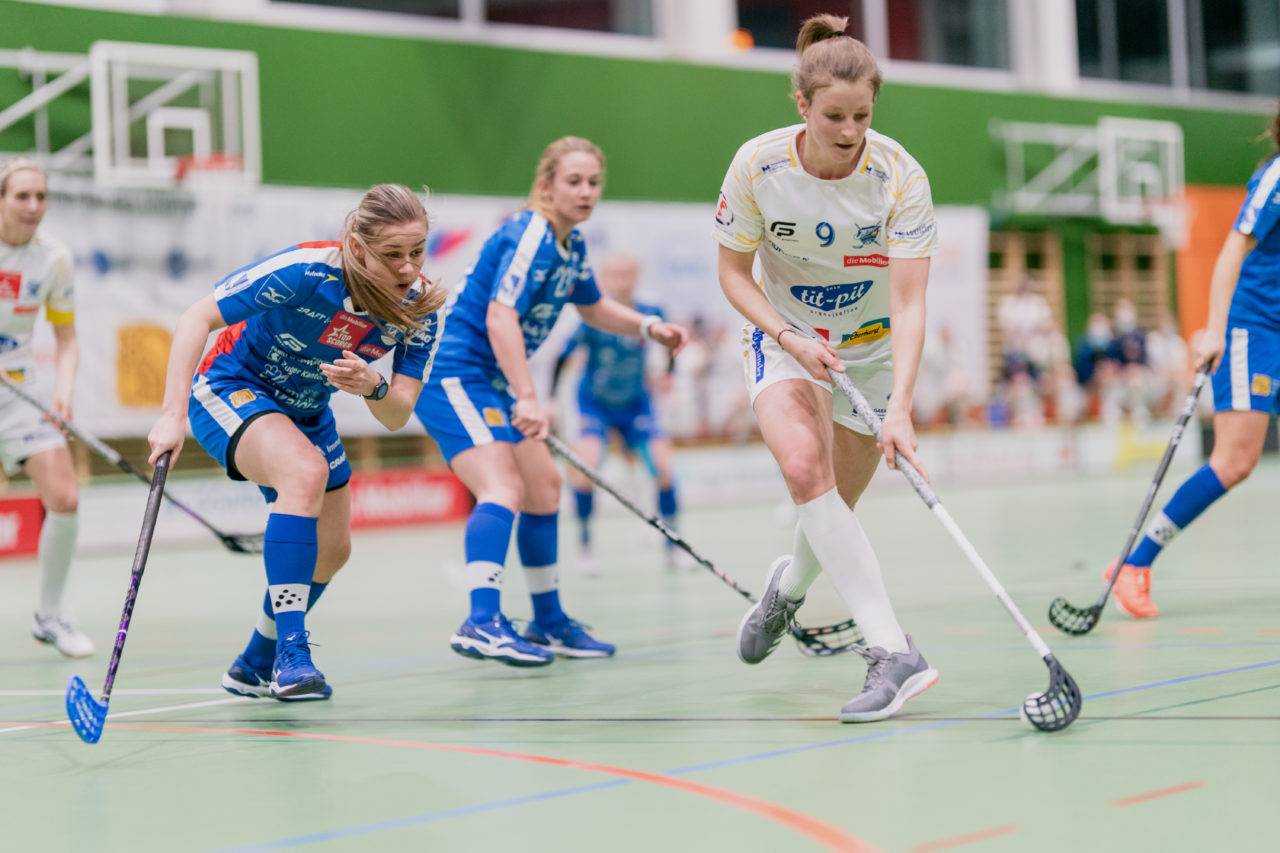 Frauen NLA Gruppe 1 Runde 13 2020/21 , Switzerland: 13.02.2021, Zug, Dreifachsporthalle Kantonsschule Zug, Mirjam Hintermann (Nr. 9, Kloten-Dietlikon Jets) am Ball

Credit: Claudio Schwarz, unihockey-fotos.ch
Instagram: @purzlbaum | @unihockeyfotos