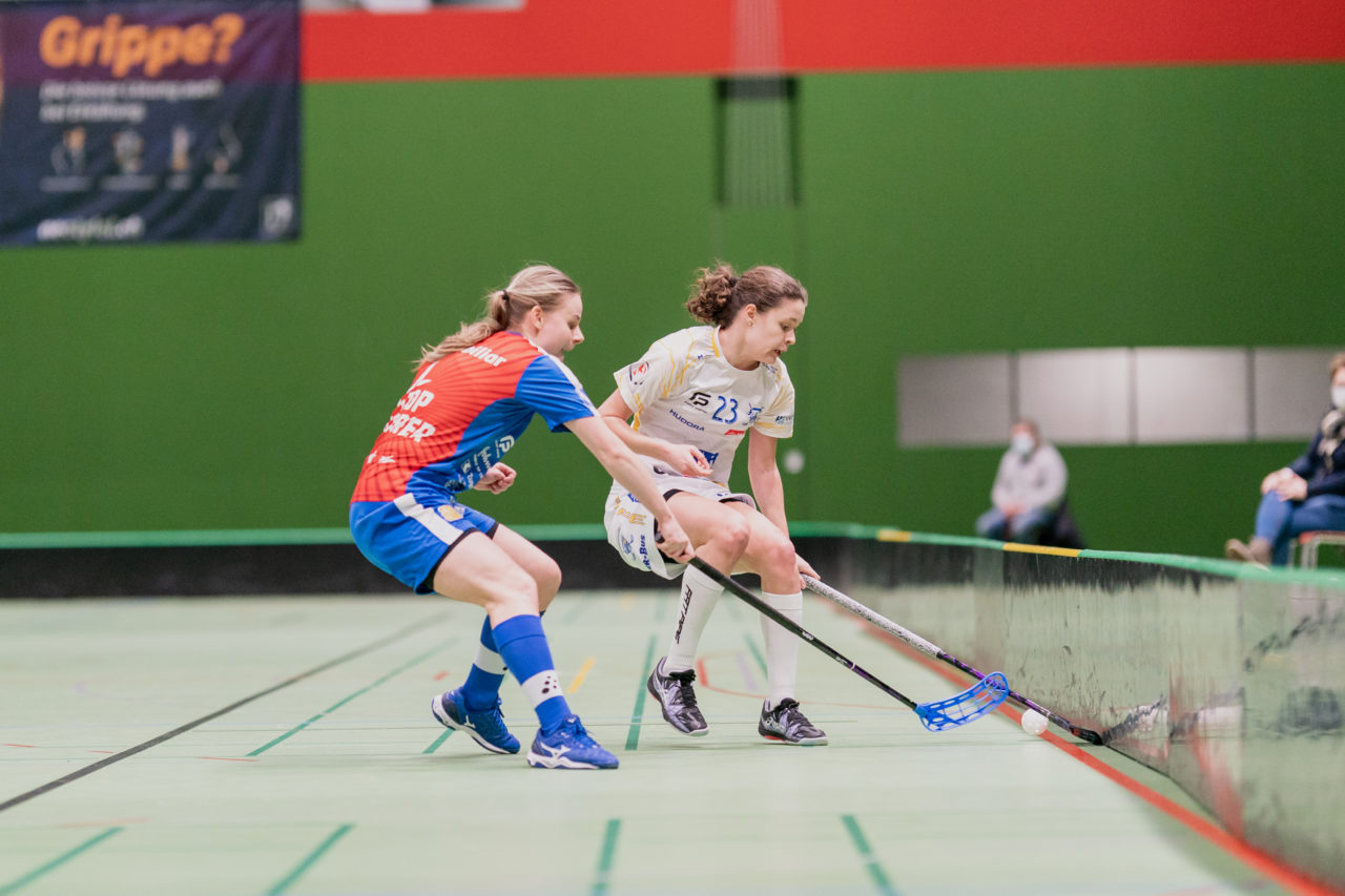 Frauen NLA Gruppe 1 Runde 13 2020/21 , Switzerland: 13.02.2021, Zug, Dreifachsporthalle Kantonsschule Zug, Isabelle Gerig (Nr. 23, Kloten-Dietlikon Jets) wird von Kamila Paloncyovà (Nr. 29, Zug United) gestört

Credit: Claudio Schwarz, unihockey-fotos.ch
Instagram: @purzlbaum | @unihockeyfotos