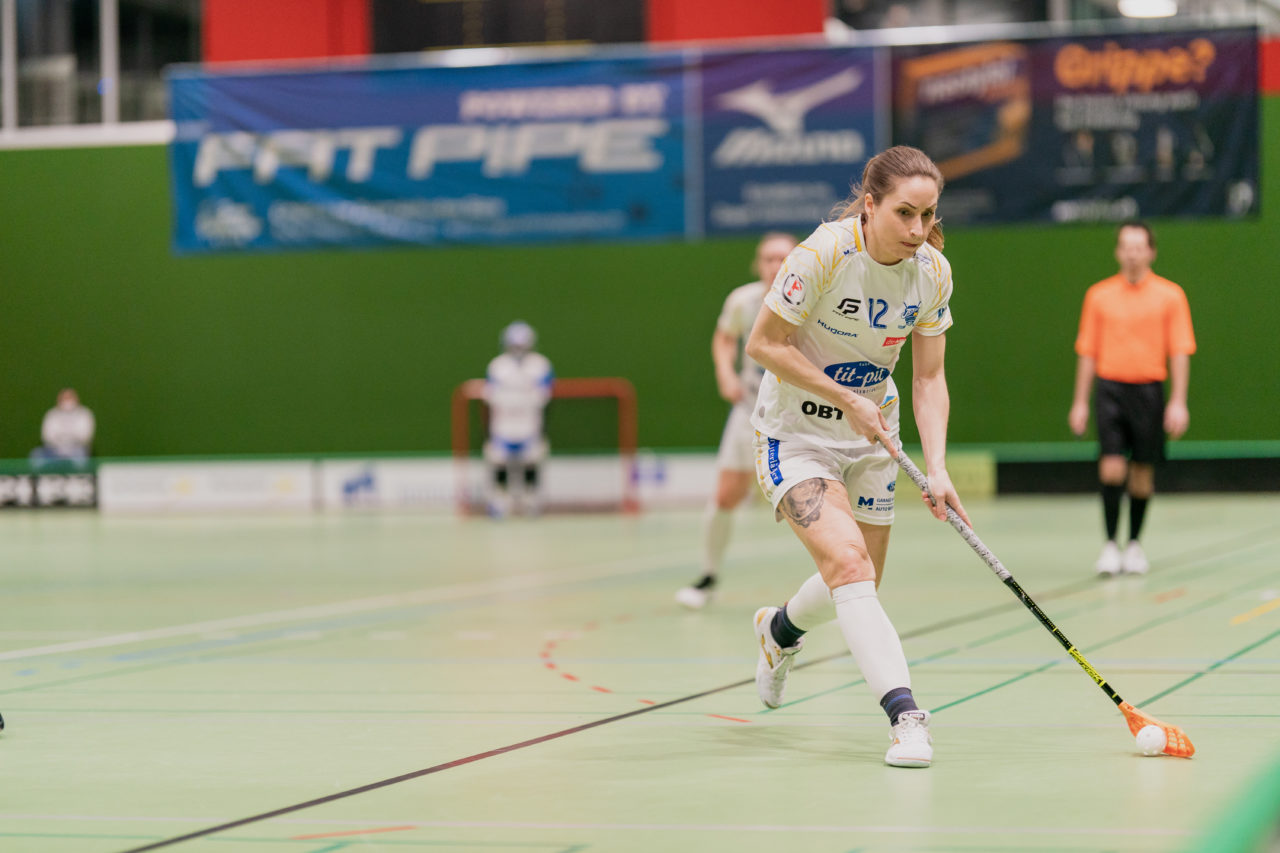 Frauen NLA Gruppe 1 Runde 13 2020/21 , Switzerland: 13.02.2021, Zug, Dreifachsporthalle Kantonsschule Zug, Tanja Stella (Nr. 12, Kloten-Dietlikon Jets) schiesst

Credit: Claudio Schwarz, unihockey-fotos.ch
Instagram: @purzlbaum | @unihockeyfotos