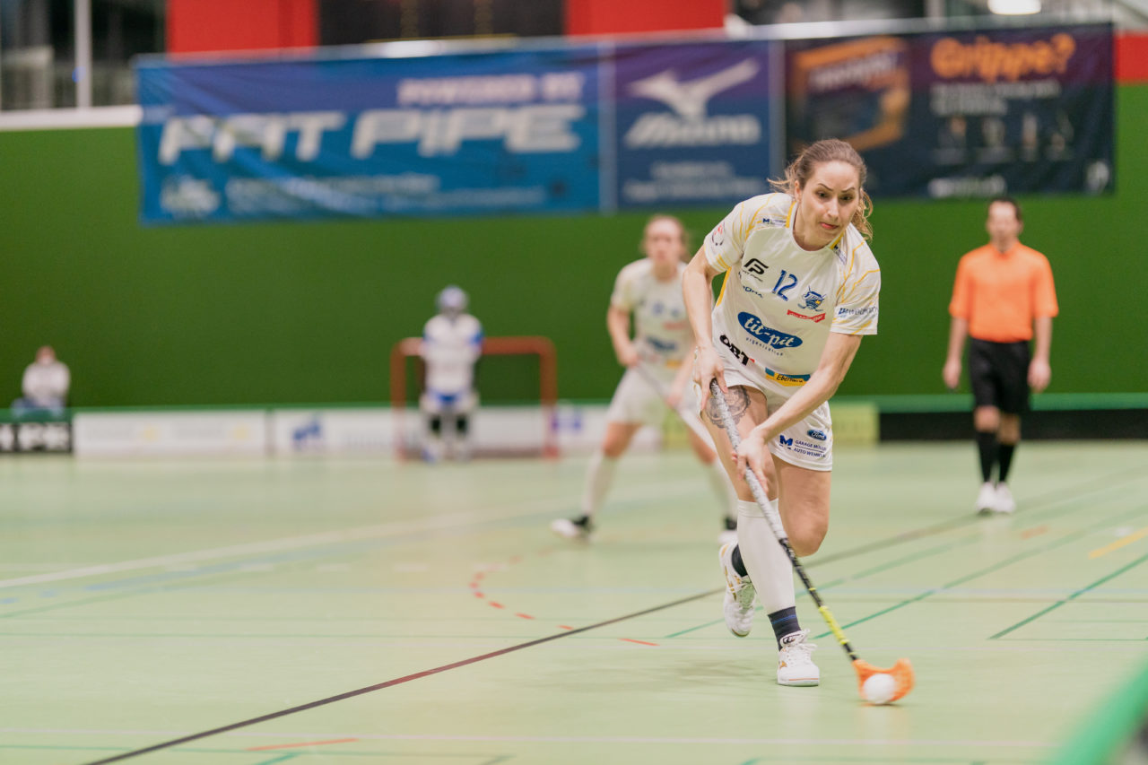 Frauen NLA Gruppe 1 Runde 13 2020/21 , Switzerland: 13.02.2021, Zug, Dreifachsporthalle Kantonsschule Zug, Tanja Stella (Nr. 12, Kloten-Dietlikon Jets) schiesst

Credit: Claudio Schwarz, unihockey-fotos.ch
Instagram: @purzlbaum | @unihockeyfotos