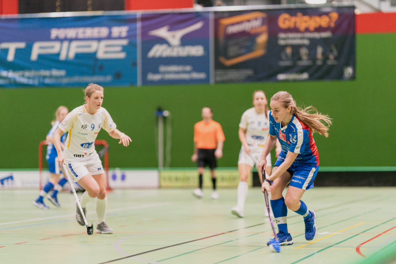 Frauen NLA Gruppe 1 Runde 13 2020/21 , Switzerland: 13.02.2021, Zug, Dreifachsporthalle Kantonsschule Zug, Kamila Paloncyovà (Nr. 29, Zug United) spielt den Ball

Credit: Claudio Schwarz, unihockey-fotos.ch
Instagram: @purzlbaum | @unihockeyfotos