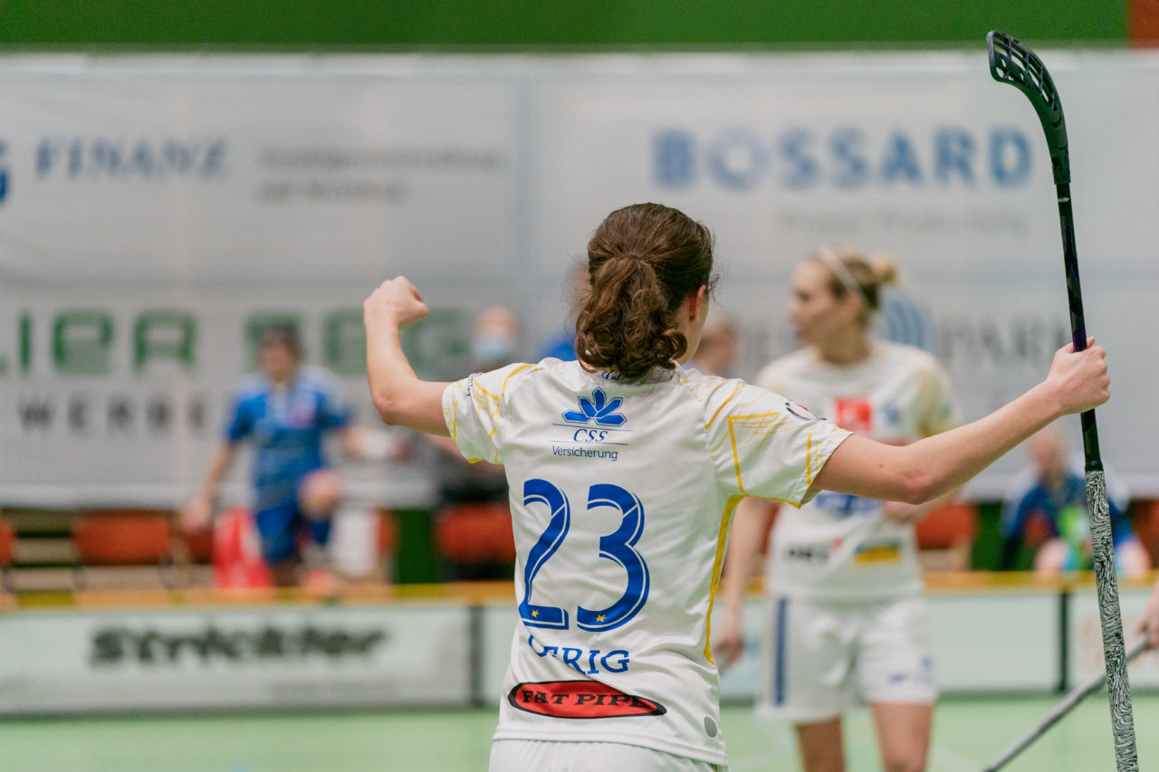 Frauen NLA Gruppe 1 Runde 13 2020/21 , Switzerland: 13.02.2021, Zug, Dreifachsporthalle Kantonsschule Zug, Isabelle Gerig (Nr. 23, Kloten-Dietlikon Jets) bejubelt das 1:3

Credit: Claudio Schwarz, unihockey-fotos.ch
Instagram: @purzlbaum | @unihockeyfotos