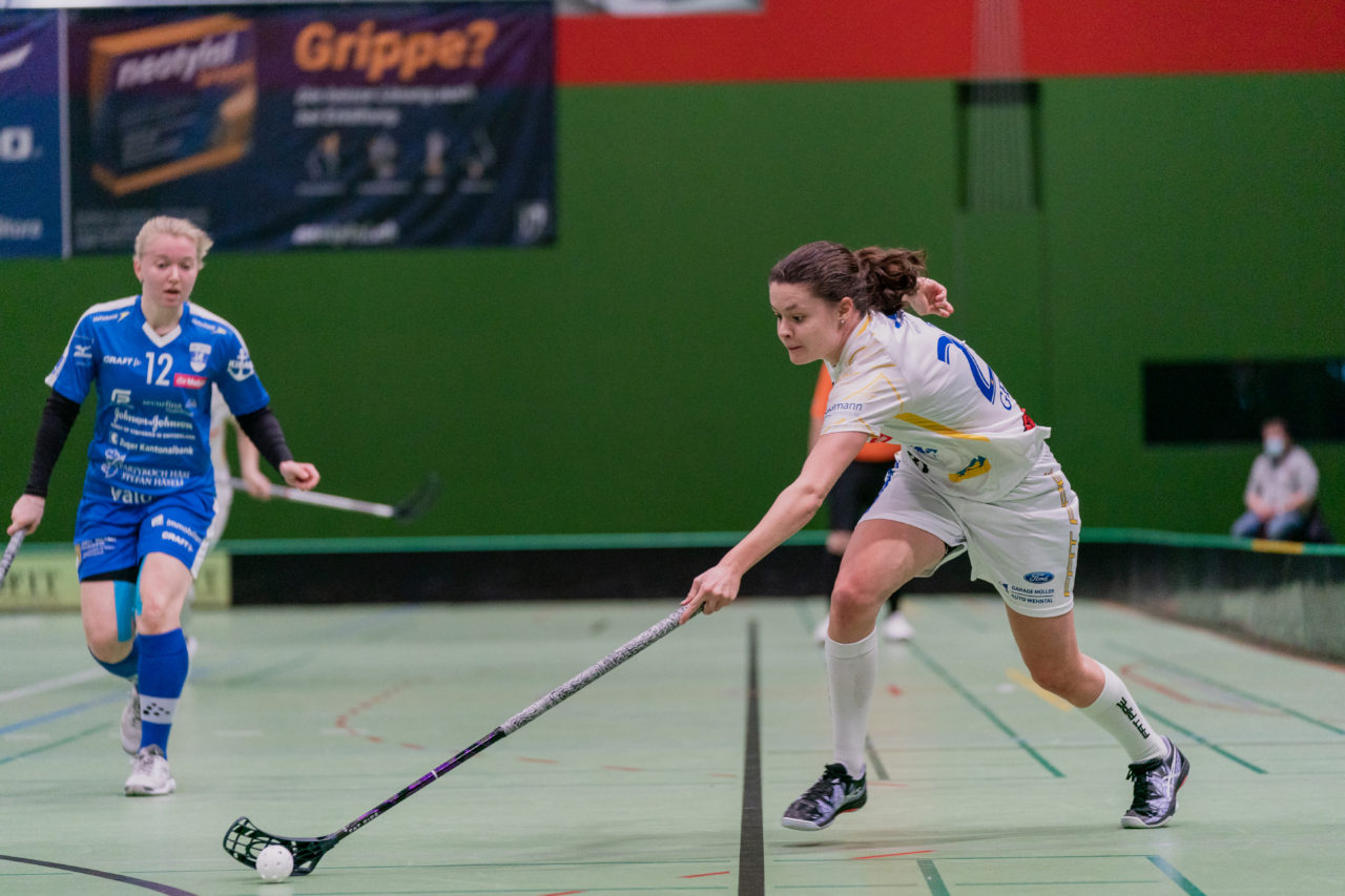 Frauen NLA Gruppe 1 Runde 13 2020/21 , Switzerland: 13.02.2021, Zug, Dreifachsporthalle Kantonsschule Zug, Isabelle Gerig (Nr. 23, Kloten-Dietlikon Jets) am Ball

Credit: Claudio Schwarz, unihockey-fotos.ch
Instagram: @purzlbaum | @unihockeyfotos