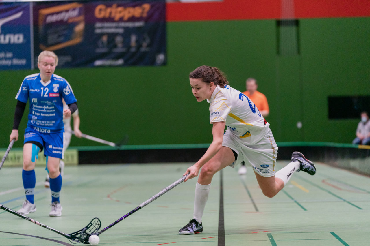 Frauen NLA Gruppe 1 Runde 13 2020/21 , Switzerland: 13.02.2021, Zug, Dreifachsporthalle Kantonsschule Zug, Isabelle Gerig (Nr. 23, Kloten-Dietlikon Jets) am Ball

Credit: Claudio Schwarz, unihockey-fotos.ch
Instagram: @purzlbaum | @unihockeyfotos
