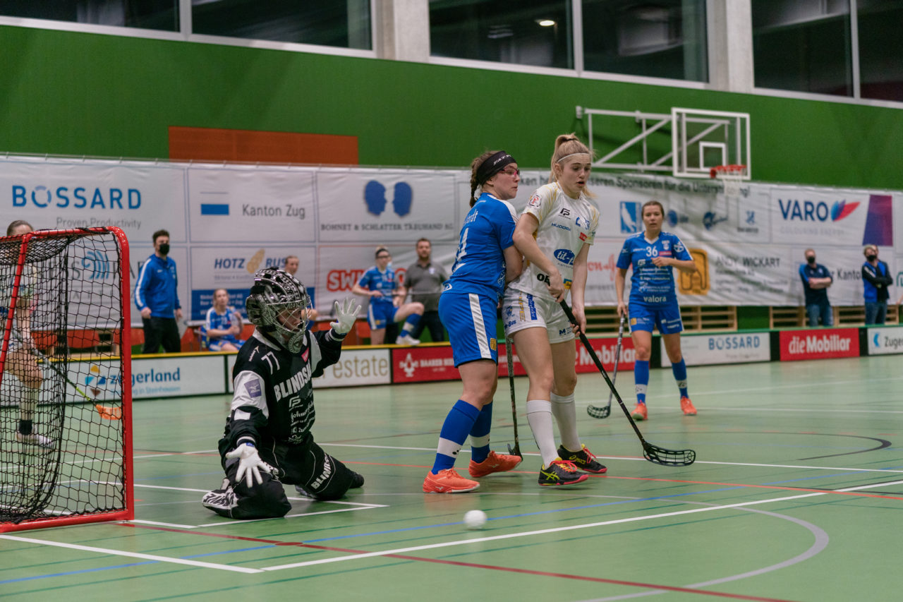 Frauen NLA Gruppe 1 Runde 13 2020/21 , Switzerland: 13.02.2021, Zug, Dreifachsporthalle Kantonsschule Zug, der Ball rauscht an Micheline Müller (Nr. 77, Zug United) vorbei

Credit: Claudio Schwarz, unihockey-fotos.ch
Instagram: @purzlbaum | @unihockeyfotos