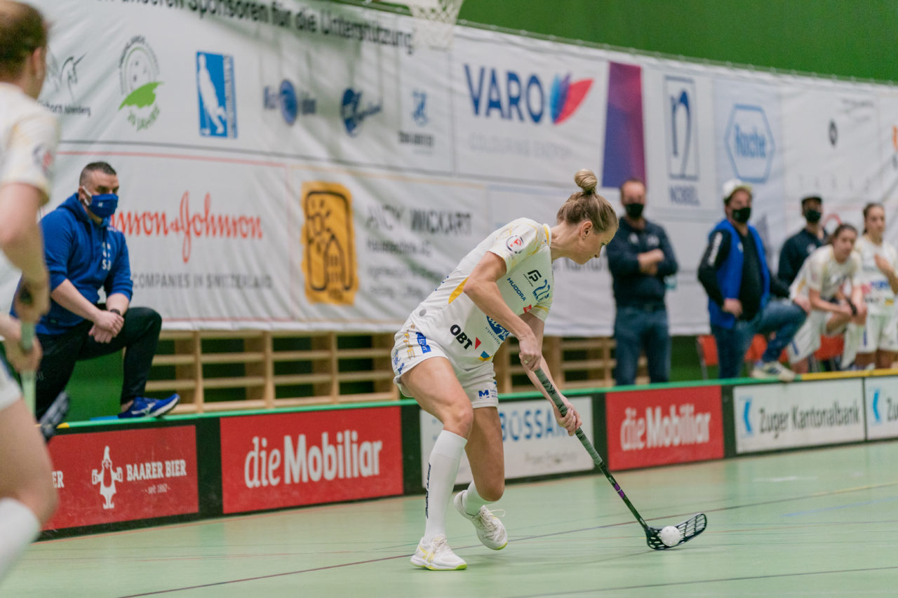 Frauen NLA Gruppe 1 Runde 13 2020/21 , Switzerland: 13.02.2021, Zug, Dreifachsporthalle Kantonsschule Zug, Iza Rydfjäll (Nr. 22, Kloten-Dietlikon Jets) schiesst

Credit: Claudio Schwarz, unihockey-fotos.ch
Instagram: @purzlbaum | @unihockeyfotos