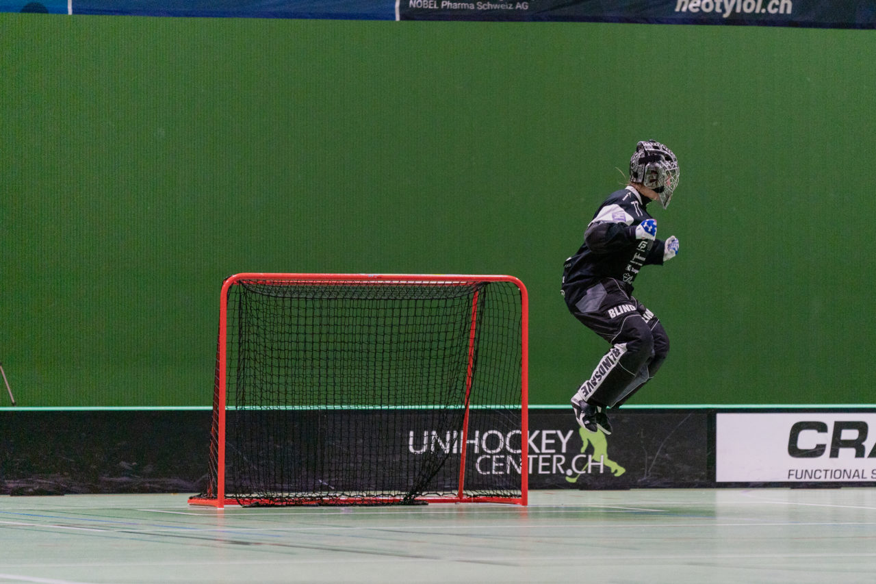 Frauen NLA Gruppe 1 Runde 13 2020/21 , Switzerland: 13.02.2021, Zug, Dreifachsporthalle Kantonsschule Zug, Micheline Müller (Nr. 77, Zug United) bejubelt den Sieg

Credit: Claudio Schwarz, unihockey-fotos.ch
Instagram: @purzlbaum | @unihockeyfotos