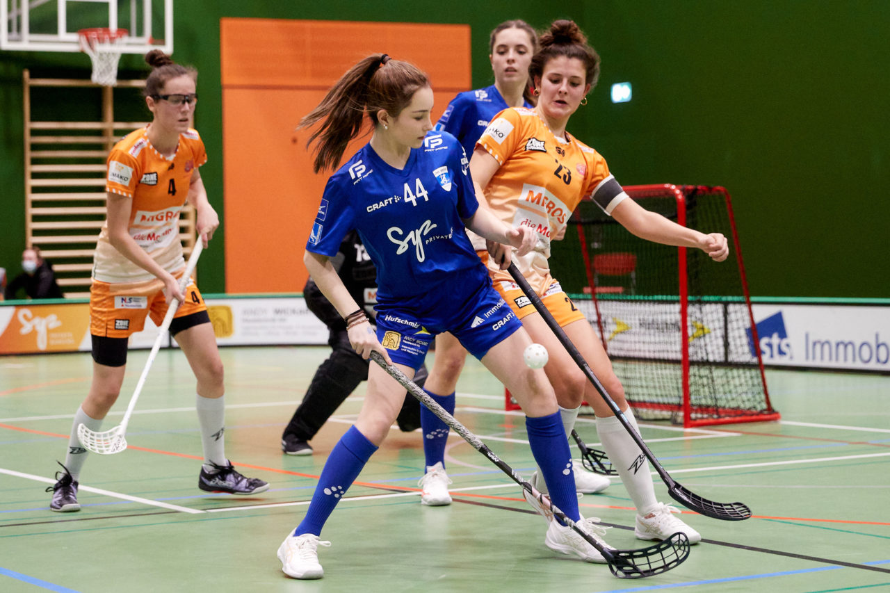 Juniorinnen U21A 
Zug United - UHV Skorpion Emmental am 13. November  2021 in der Sporthalle der Kantonsschule Zug 
Bild: Michael Peter